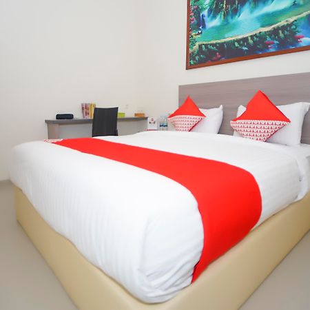 Oyo 251 The Maximus Inn Hotel Palembang Extérieur photo