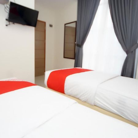 Oyo 251 The Maximus Inn Hotel Palembang Extérieur photo